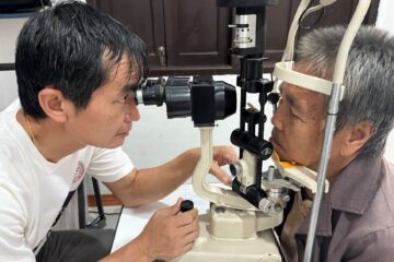 Dr. Phetsamone performing an eye exam at the newly opened clinic in Pakbeng.